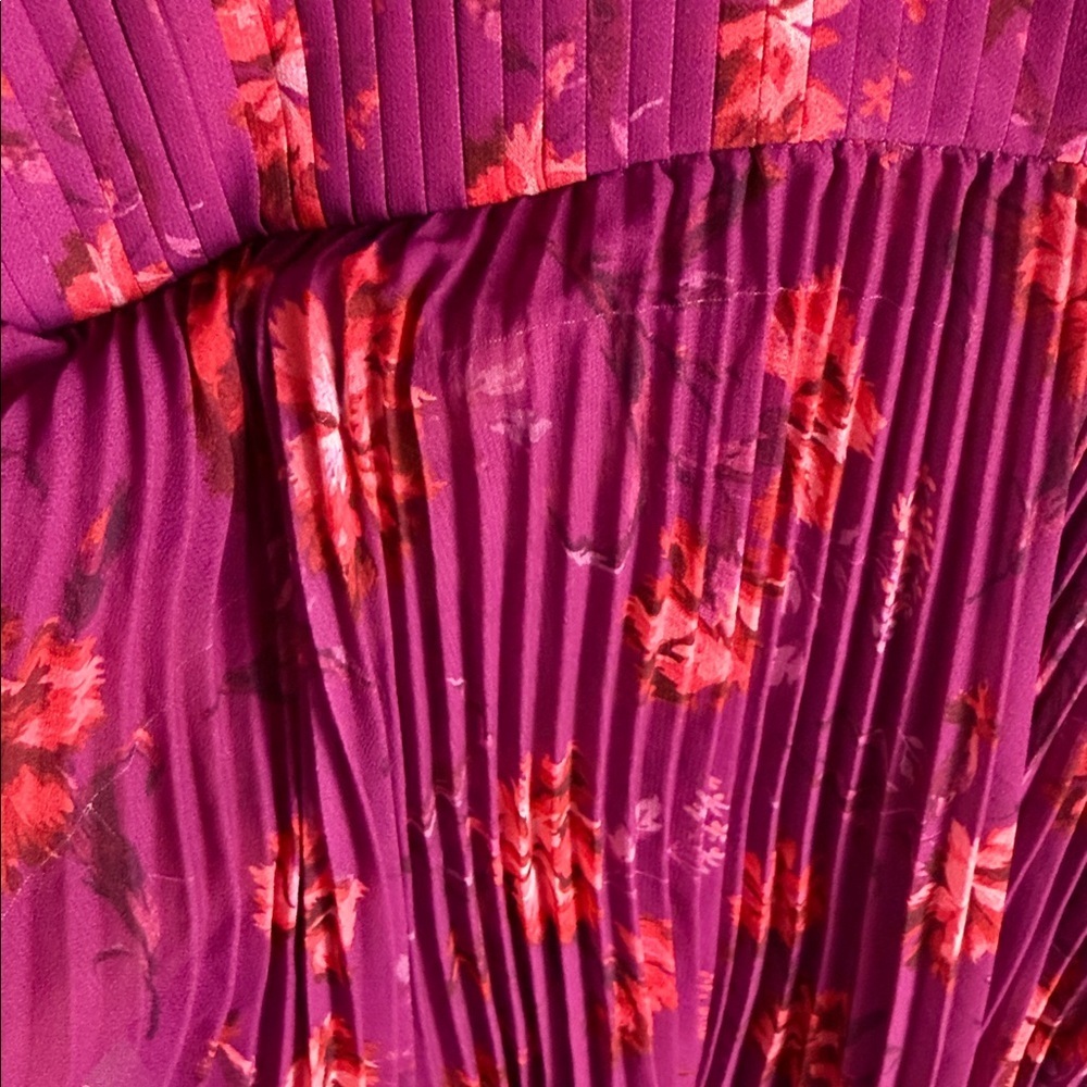 Amur Catarina V Neck Pleated Dress 2 - Picture 16 of 16
